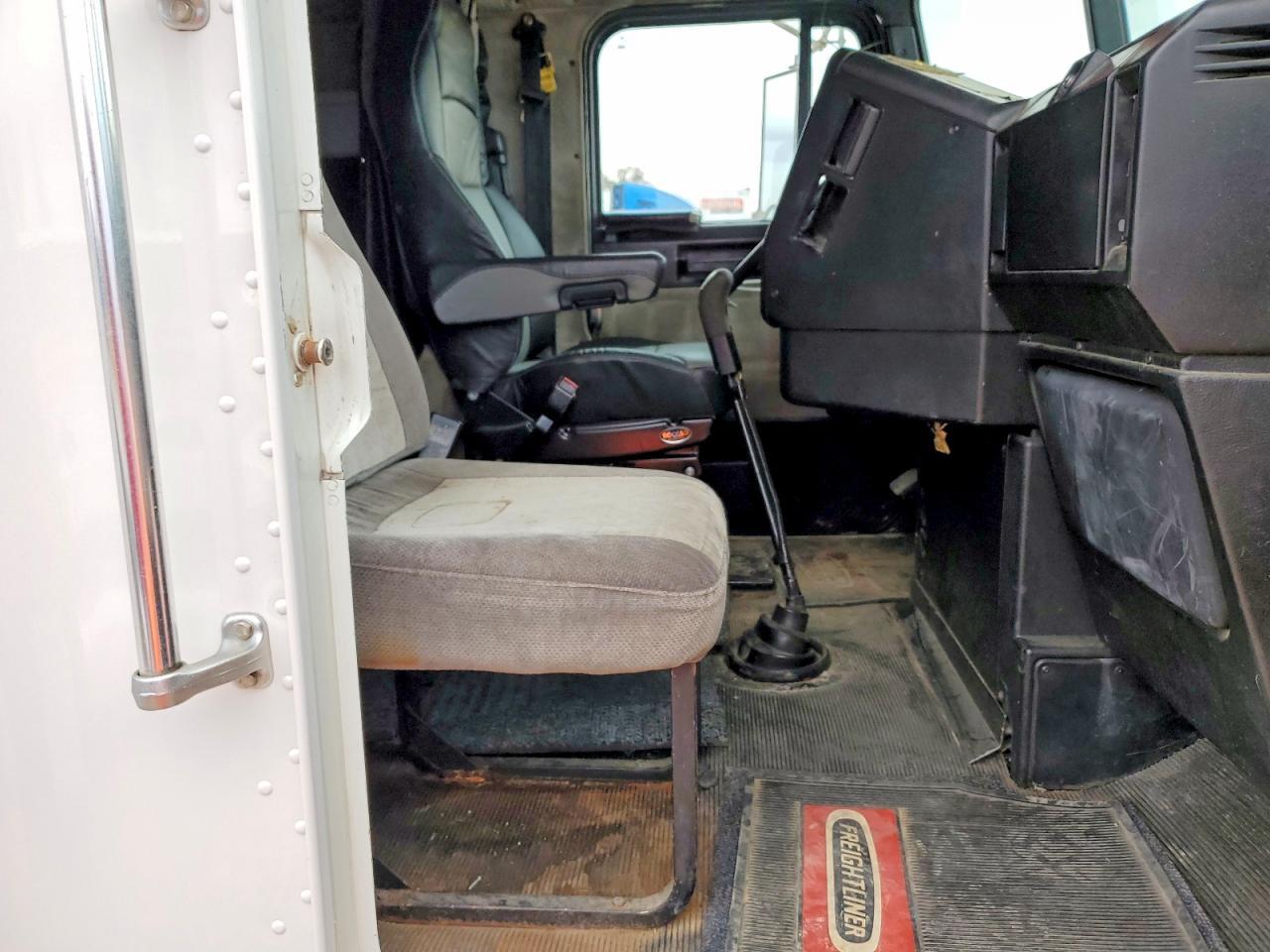 2001 Freigliner 2001 Freightliner Convention Semi Truck