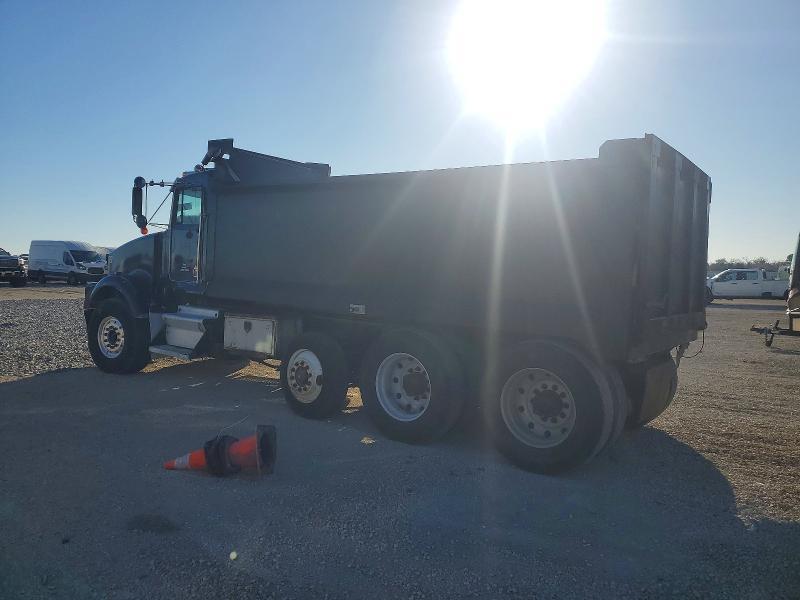 2005 Kenworth T800 Dump Truck