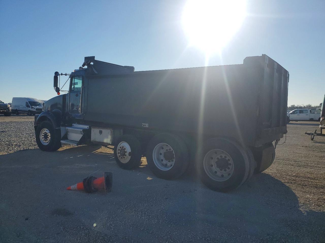 2005 Kenworth T800 Dump Truck