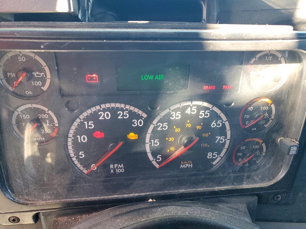 2004 Freightliner Columbia 120 Semi Truck