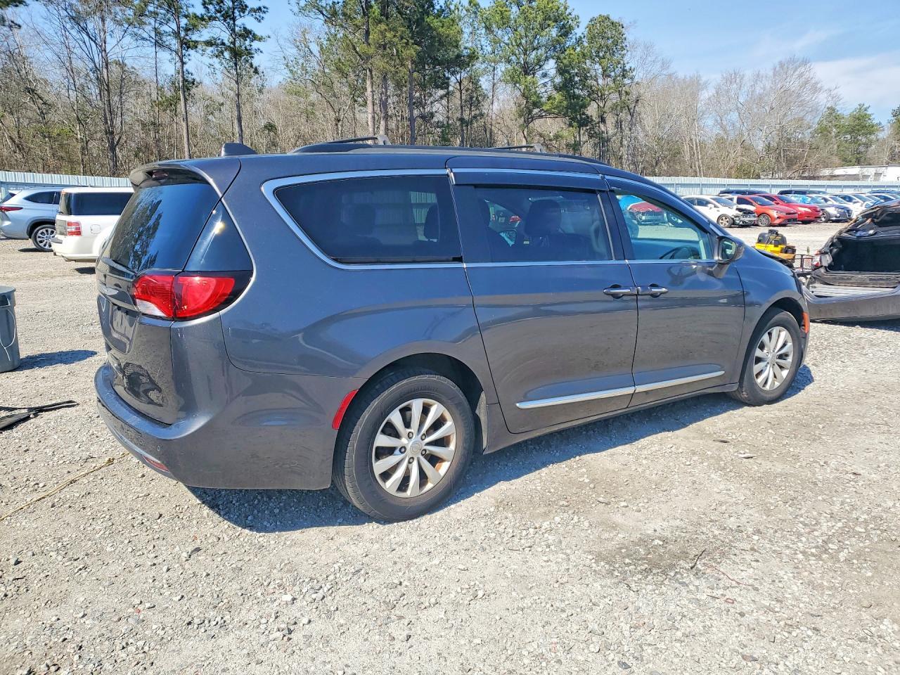 2017 Chrysler Pacifica Touring l