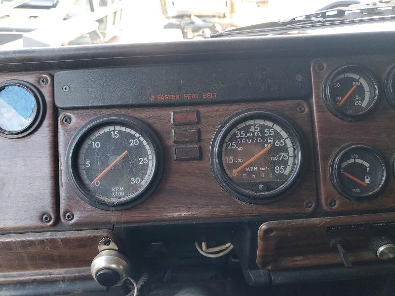 1999 Freightliner Convention Semi Truck