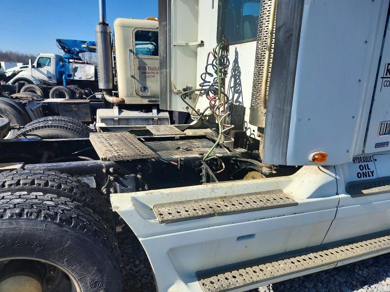2000 Freightliner Conventional Semi Truck