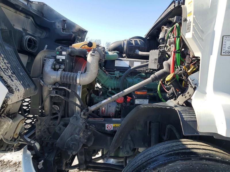 2020 Volvo VNR Semi Truck