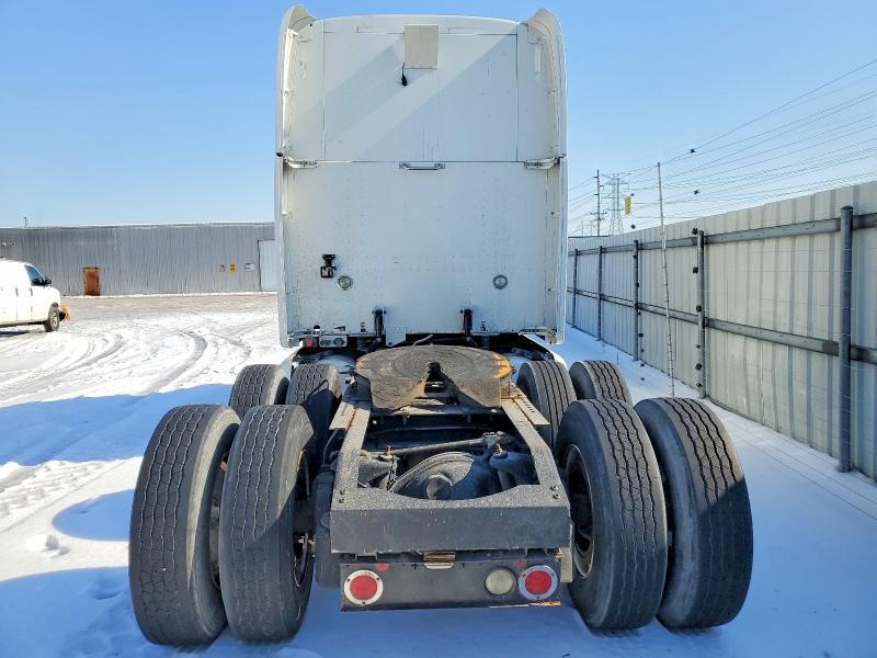 2013 Peterbilt 587 Semi Truck