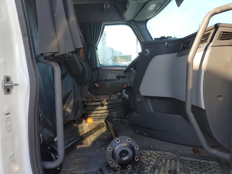 2020 Freightliner Cascadia 1-semi Truck