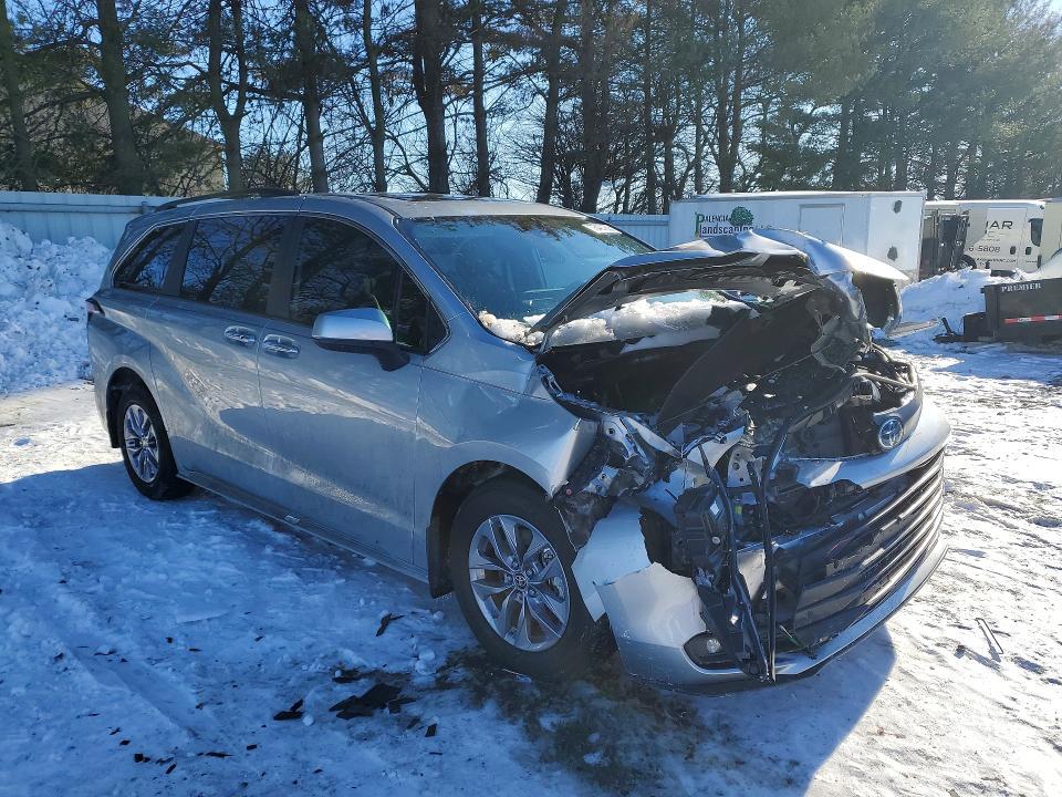 2025 Toyota Sienna xle 8-passenger