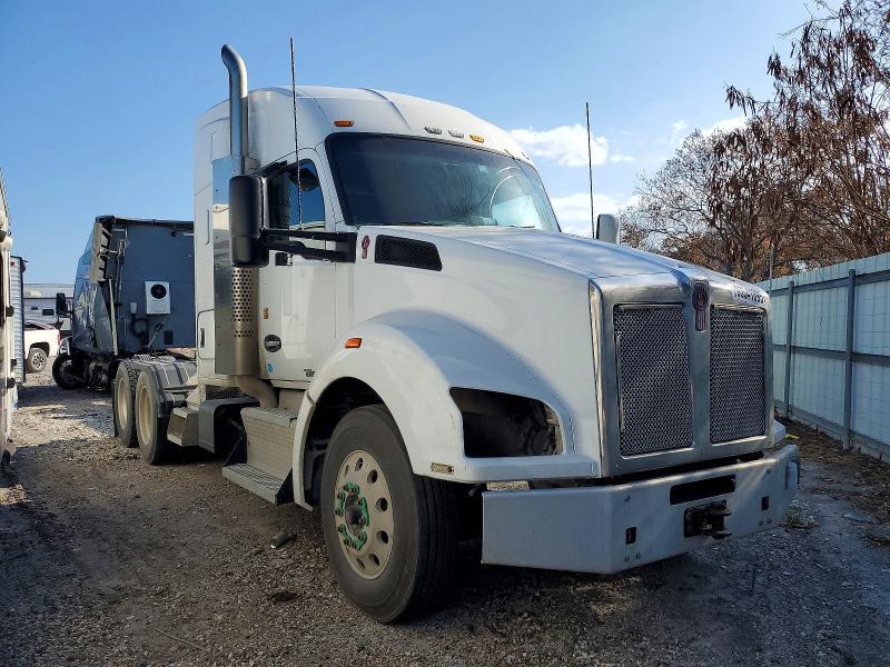 2016 Kenworth T880 Semi Truck