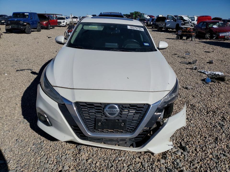 2019 Niss Altima 2.5 sv