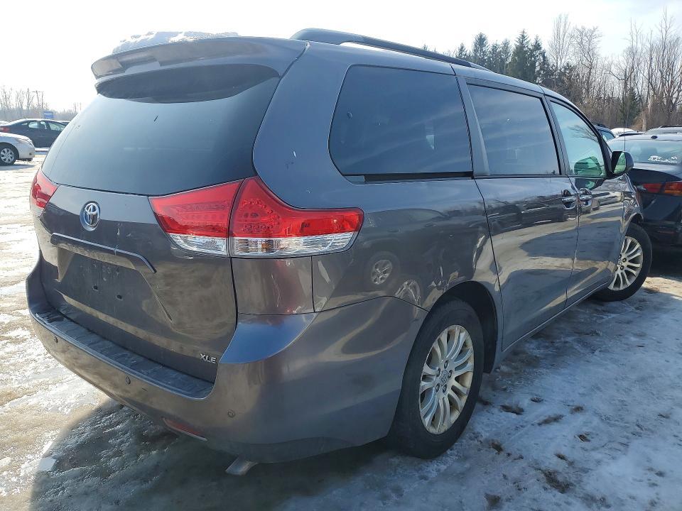 2014 Toyota Sienna xle 8-passenger