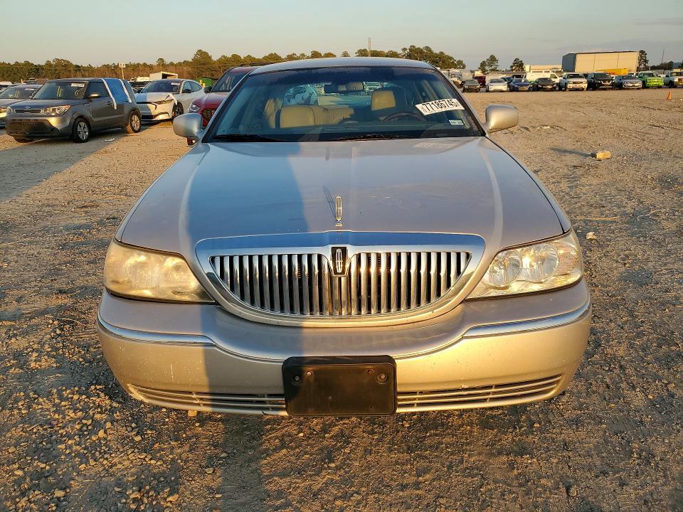 2011 Lincoln Town car Signature Limited