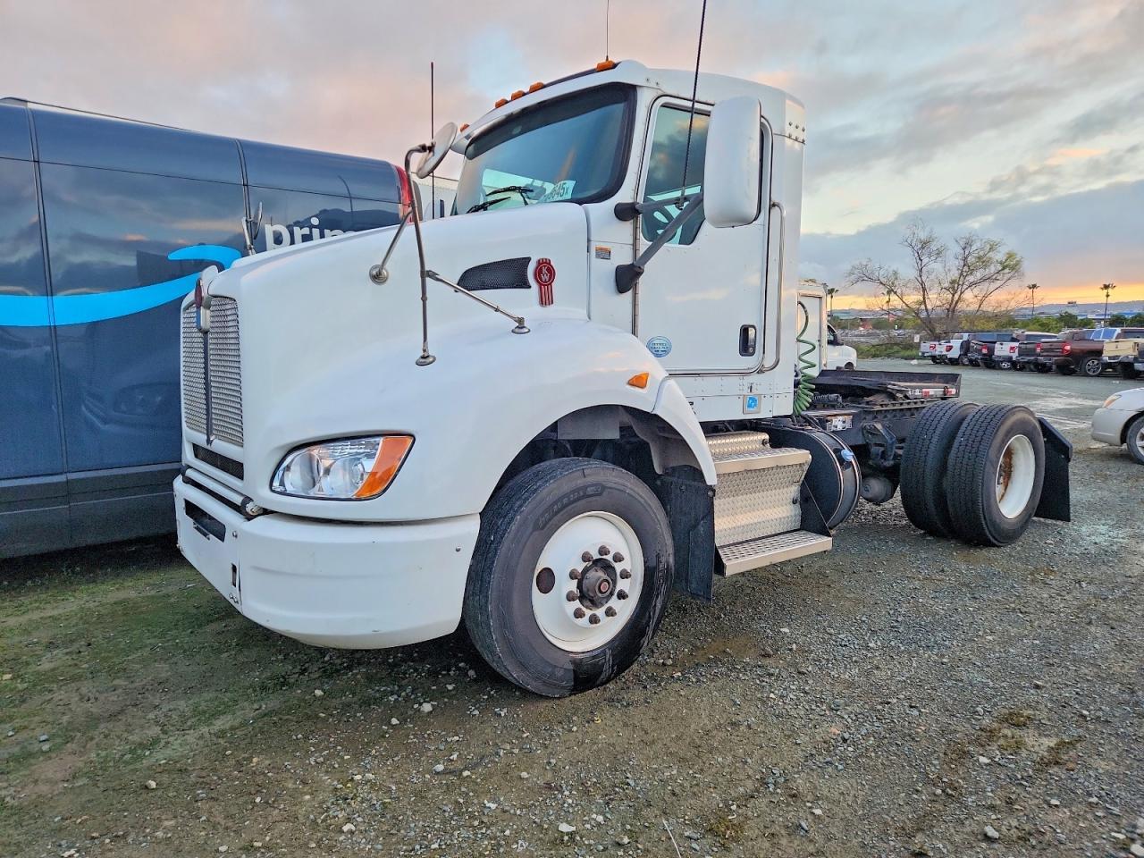 2015 Kenworth T400 Semi Truck