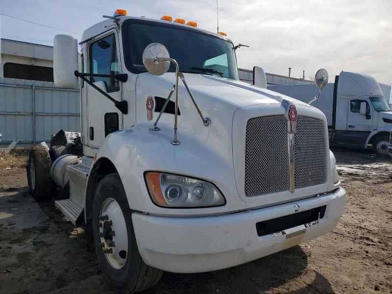 2016 Kenworth T300 Semi Truck
