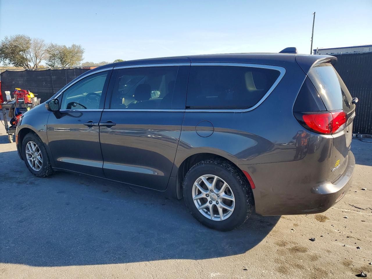 2020 Chrysler Voyager lx