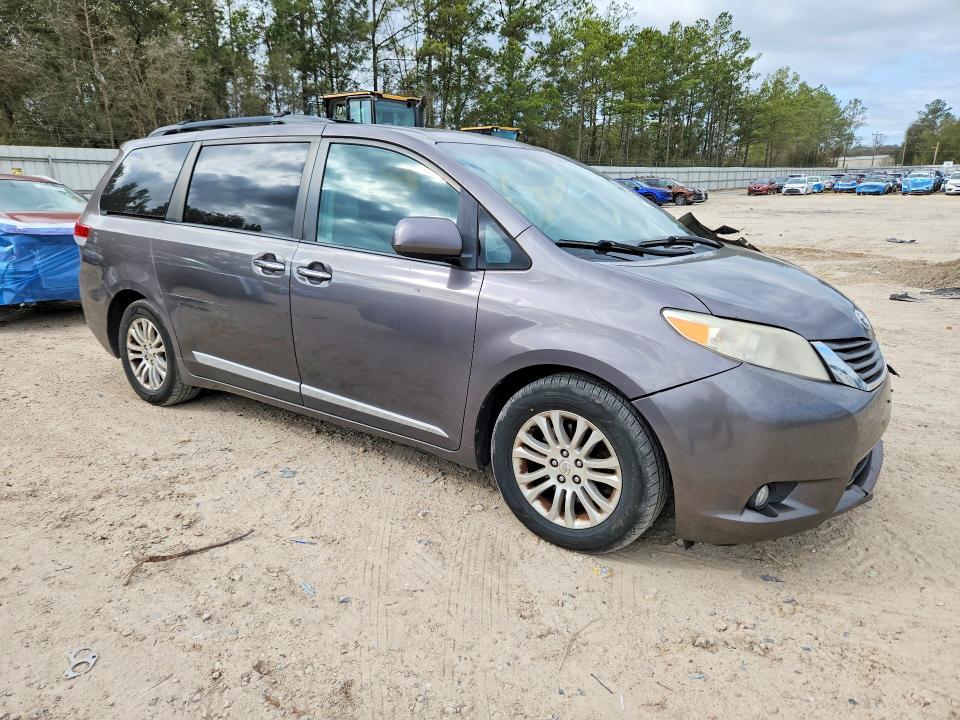2011 Toyota Sienna xle 8-passenger