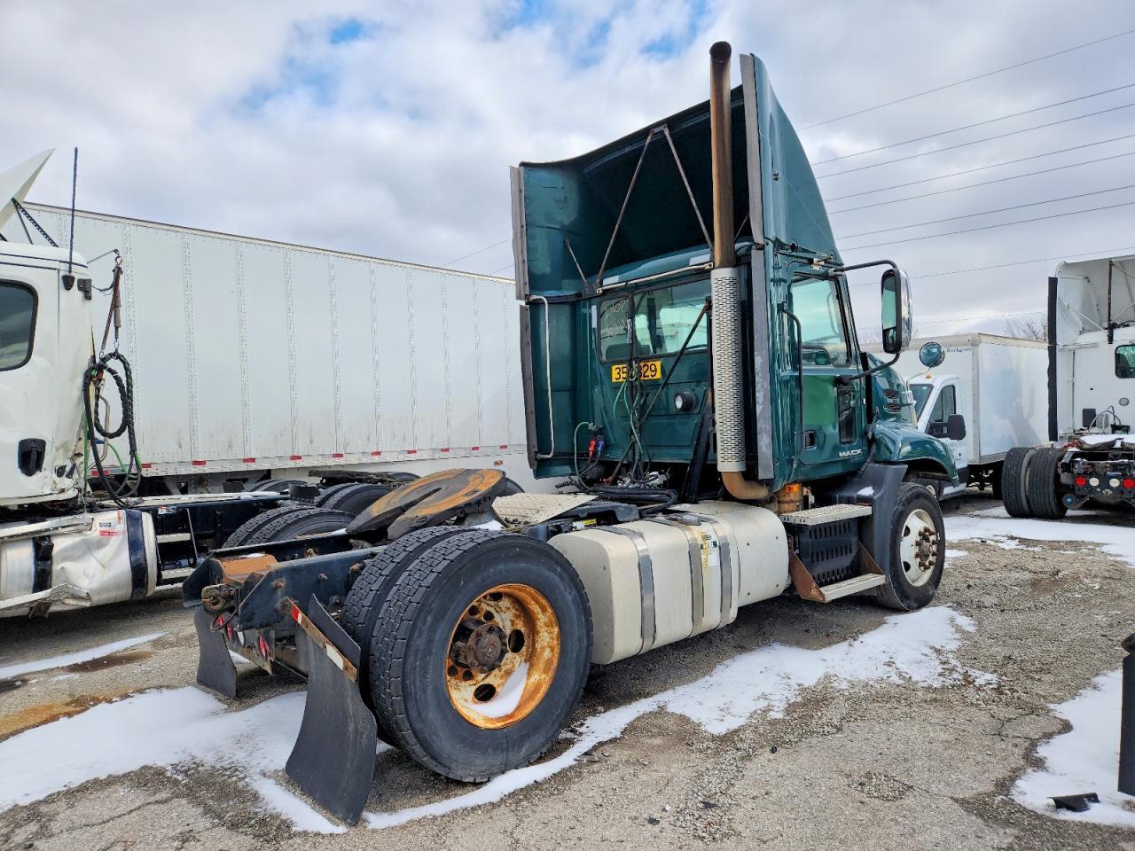2016 Mack CXU613 Semi Truck
