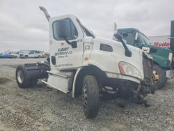 Camiones salvage a la venta en subasta: 2013 Freightliner Cascadia Semi Truck