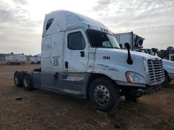 Salvage trucks for sale at Longview, TX auction: 2018 Freigliner 2018 Freightliner Cascadia 125 Semi Truck