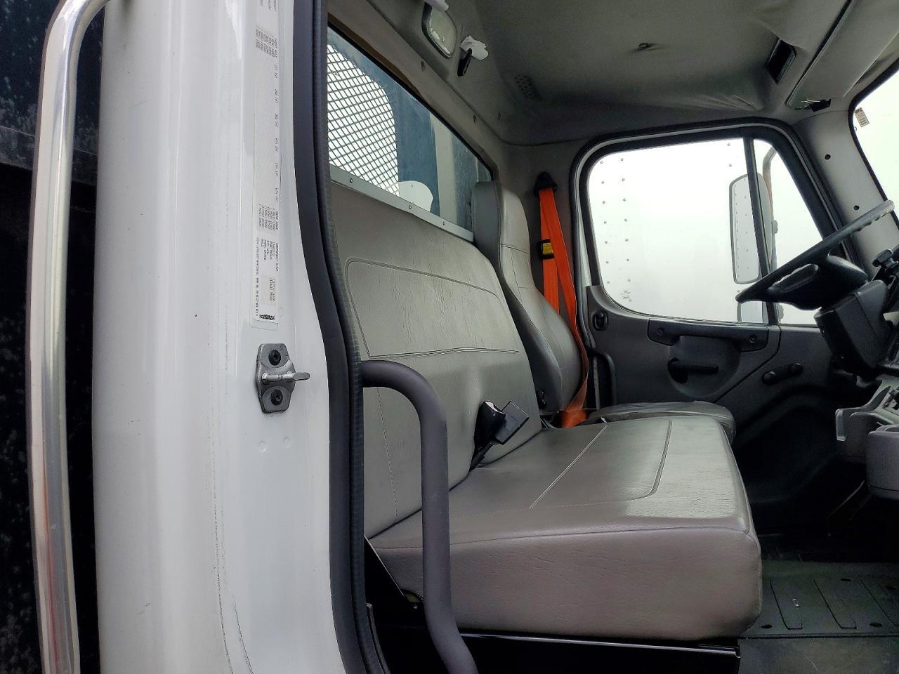 2015 Freightliner Business Class M2 Flatbed Truck