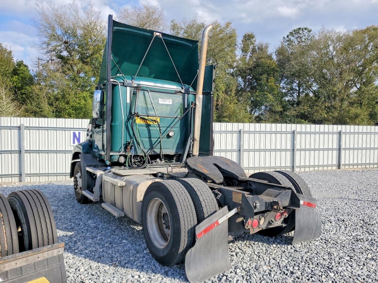 2017 Mack CXU613 Semi Truck