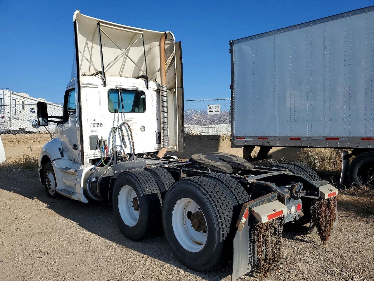 2014 Kenworth T680 Semi Truck