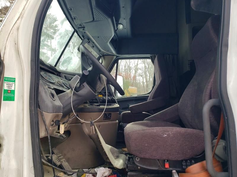 2016 Freightliner Cascadia 125 Semi Truck