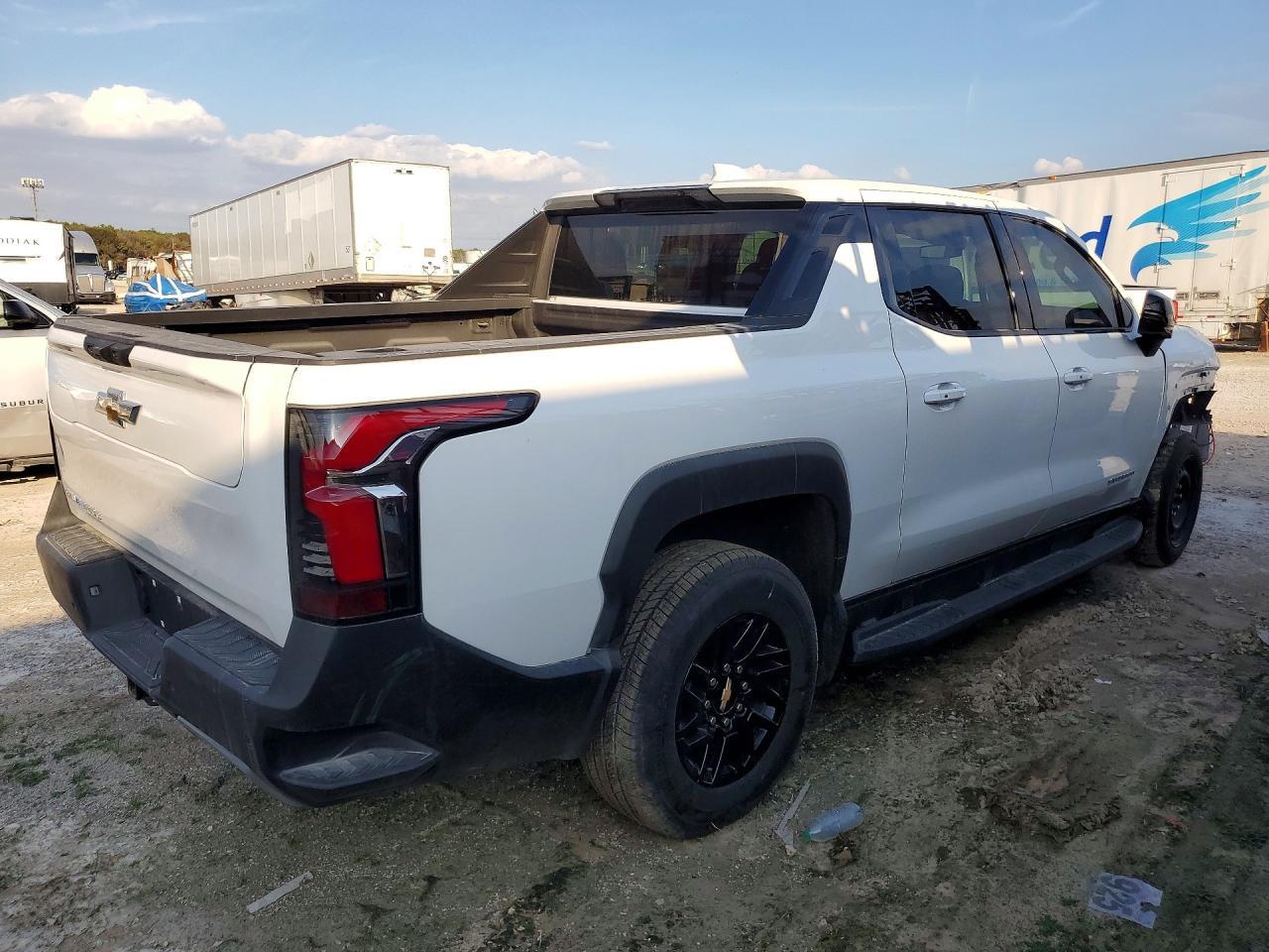 2025 Chevrolet Silverado lt