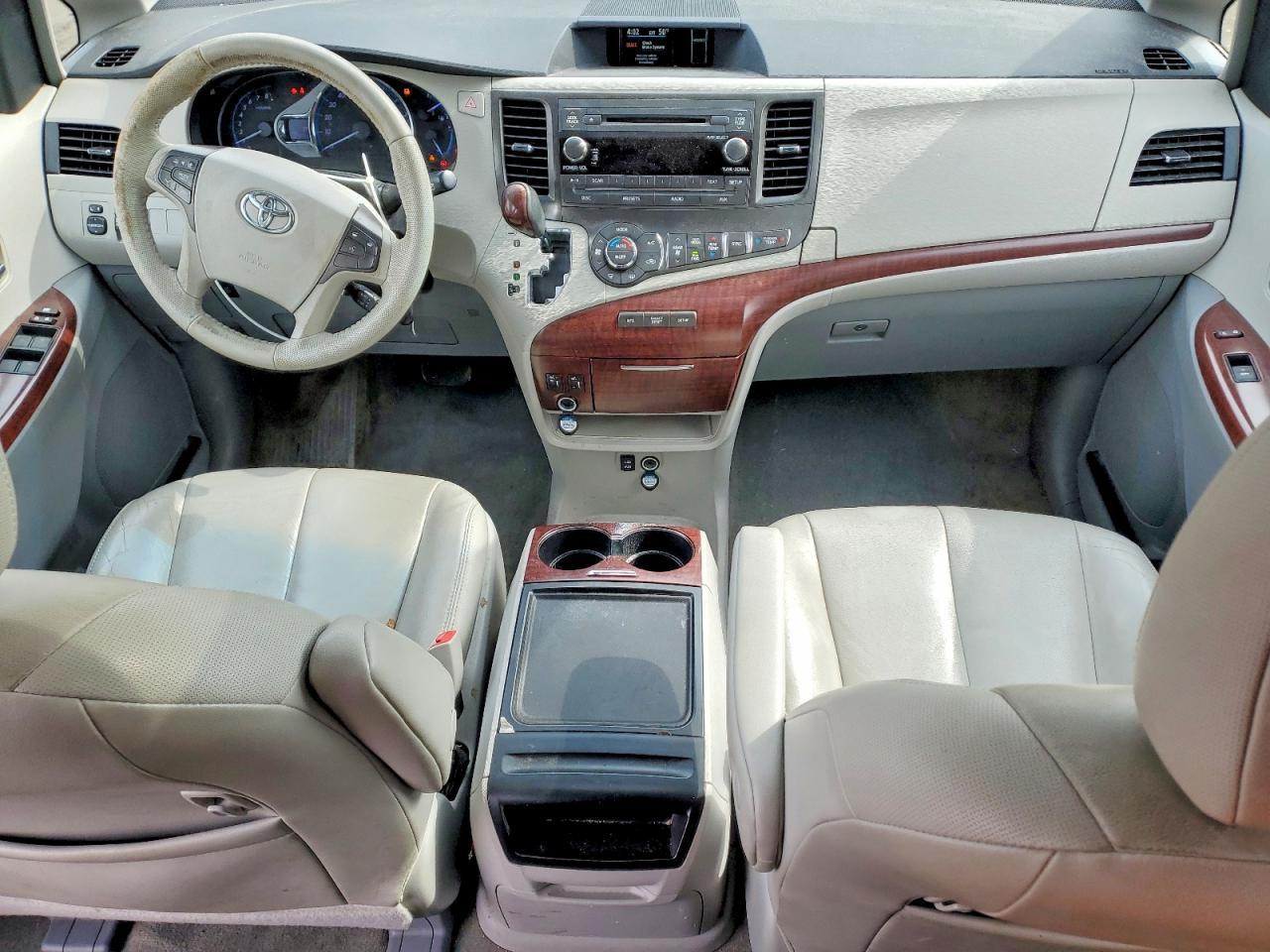 2014 Toyota Sienna xle 8-passenger