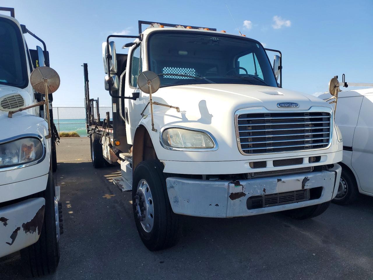 2013 Freigliner 2013 Freightliner M2 106 MED