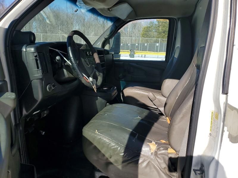 2010 GMC Savana box Truck