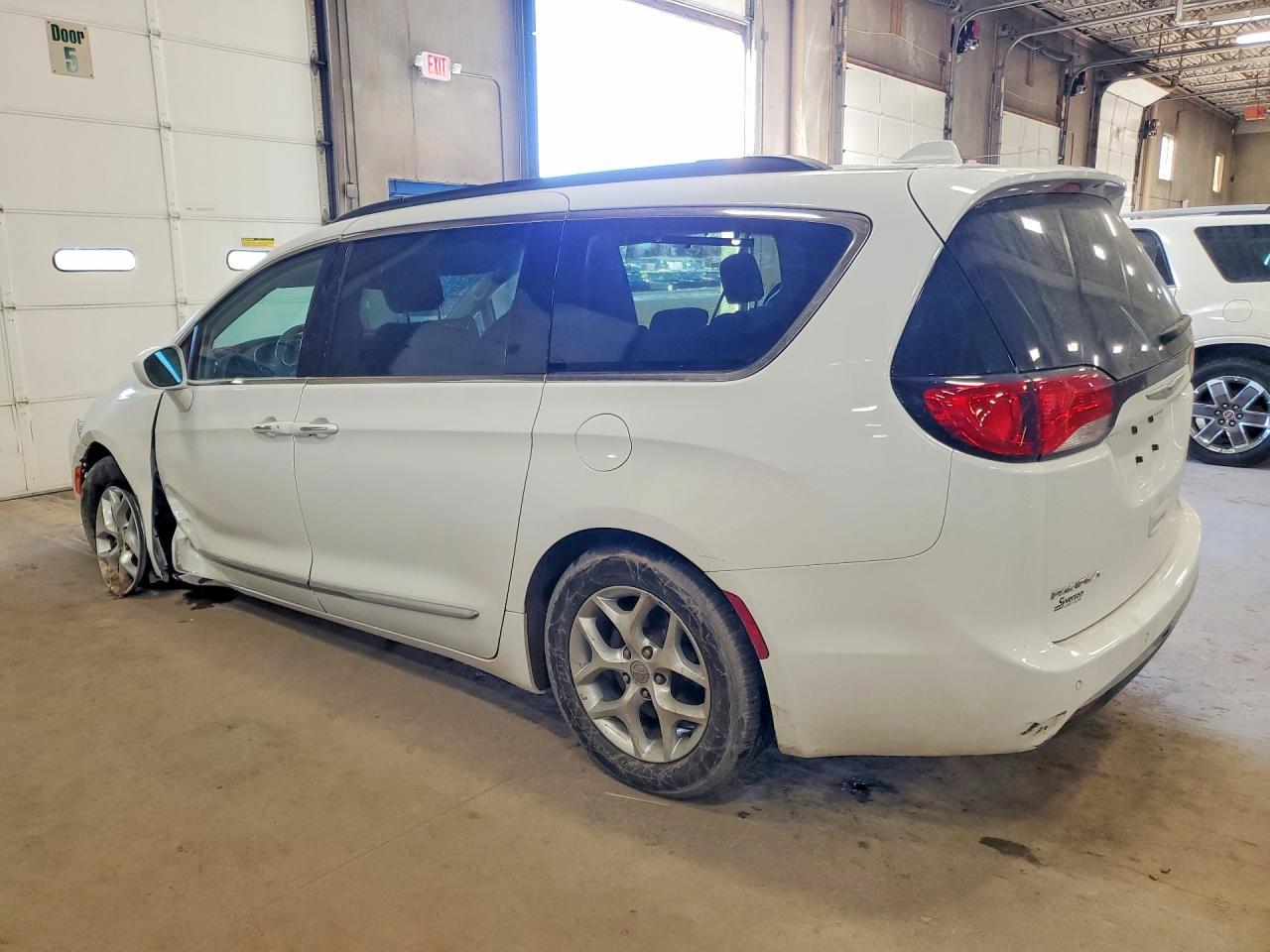 2017 Chrysler Pacifica Touring l
