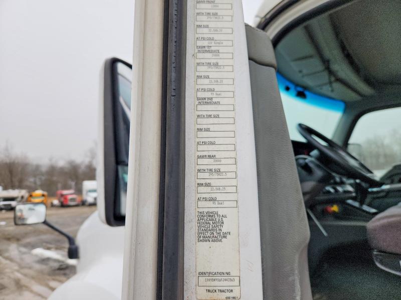 2015 Kenworth T680 Semi Truck