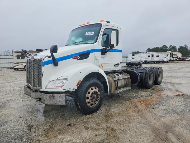 2015 Peterbilt Tractor 2015 Peterbilt 579 Semi Truck