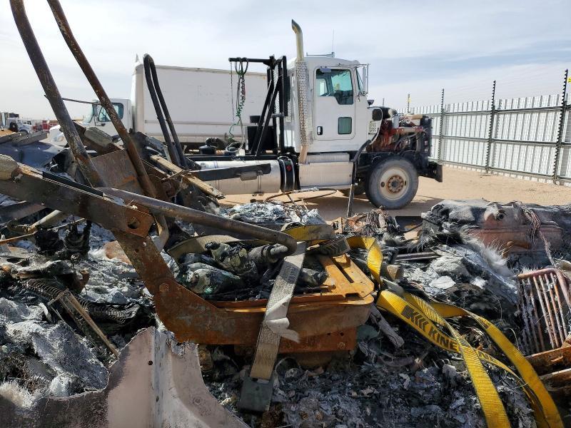 2005 Freightliner Convention Semi Truck