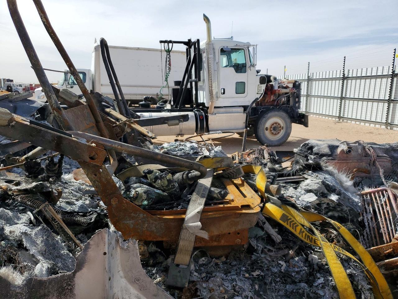 2005 Freightliner Convention Semi Truck