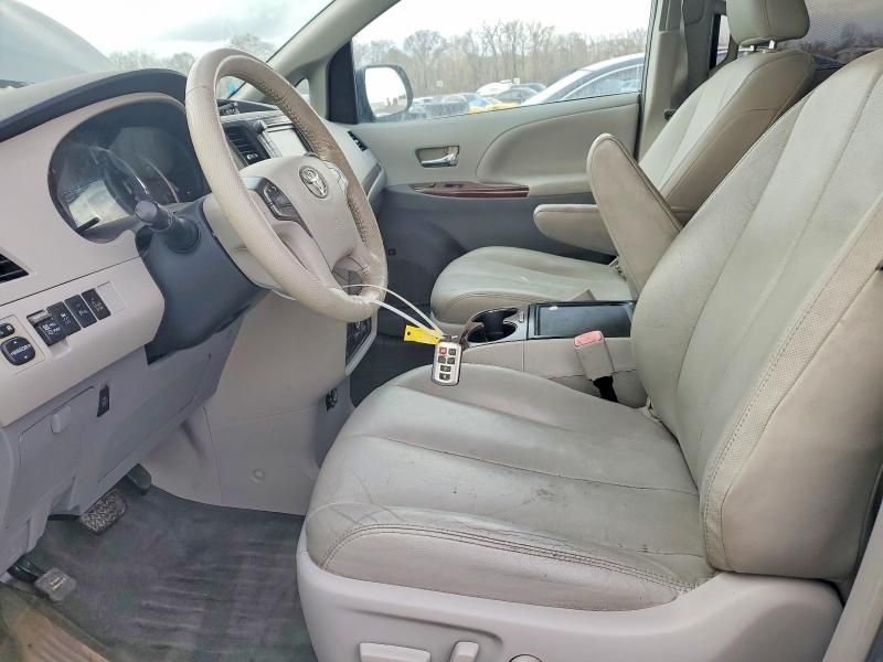 2014 Toyota Sienna xle 8-passenger
