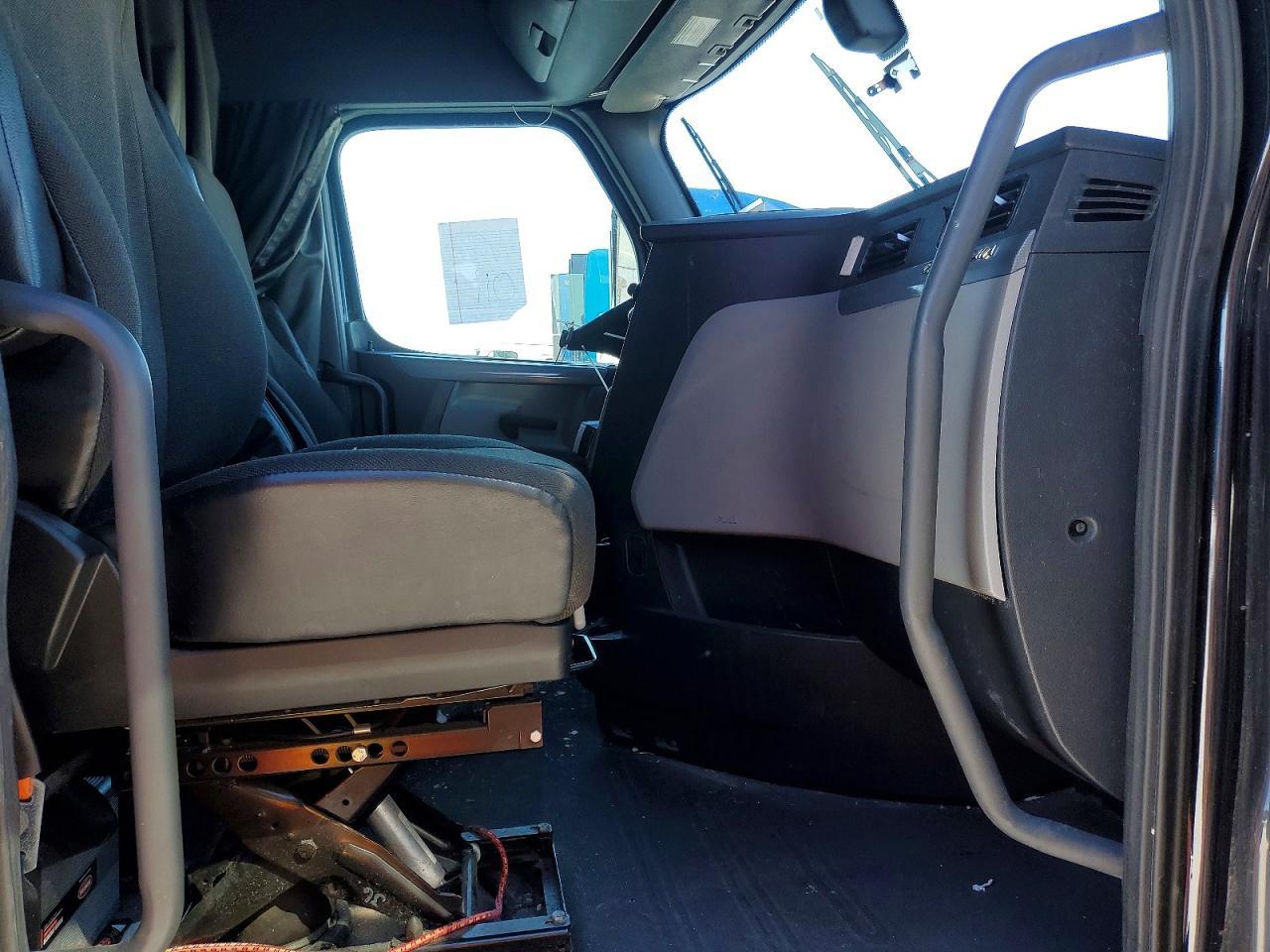 2020 Freightliner Cascadia 126