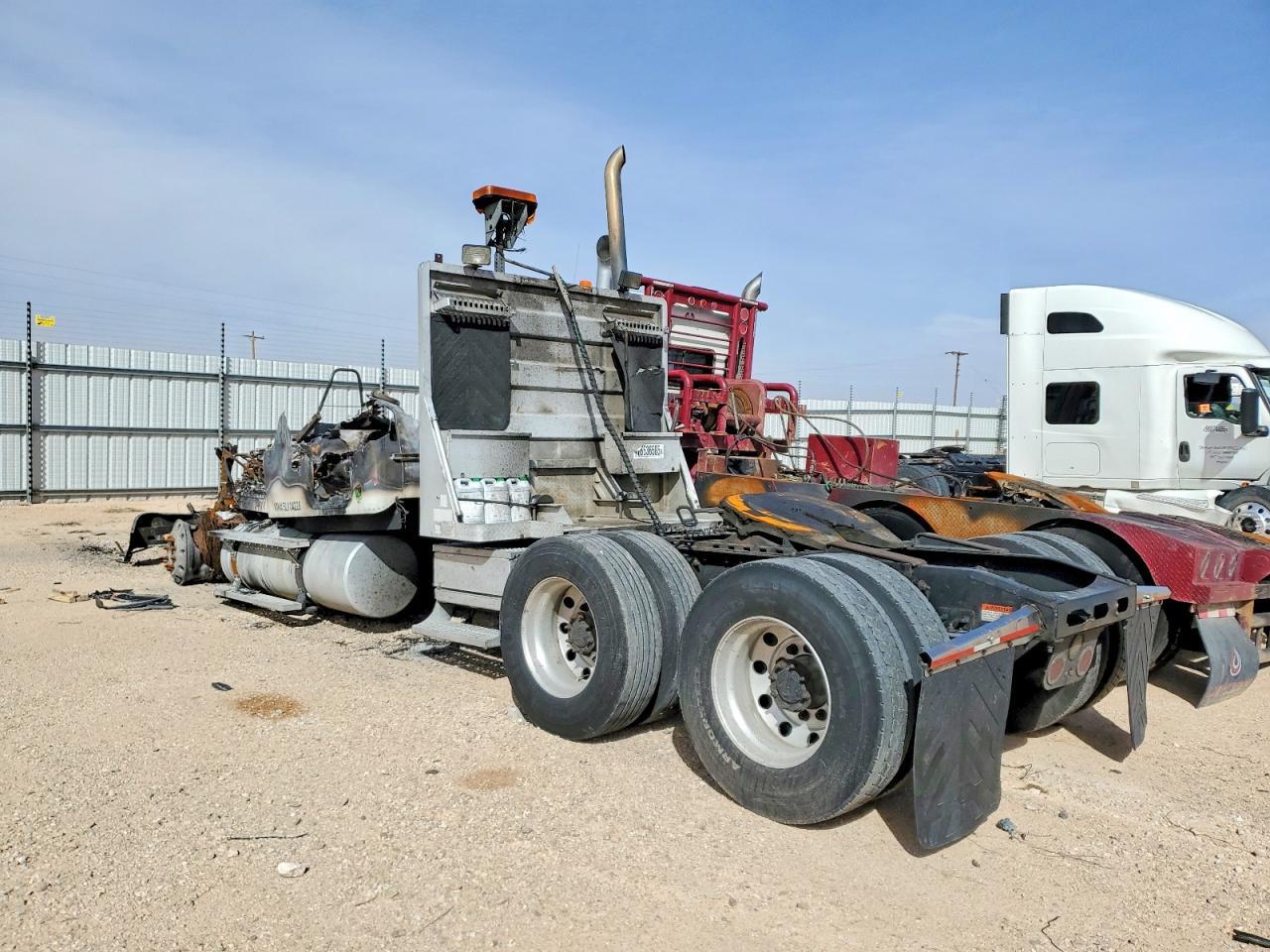 2005 Freightliner Convention Semi Truck