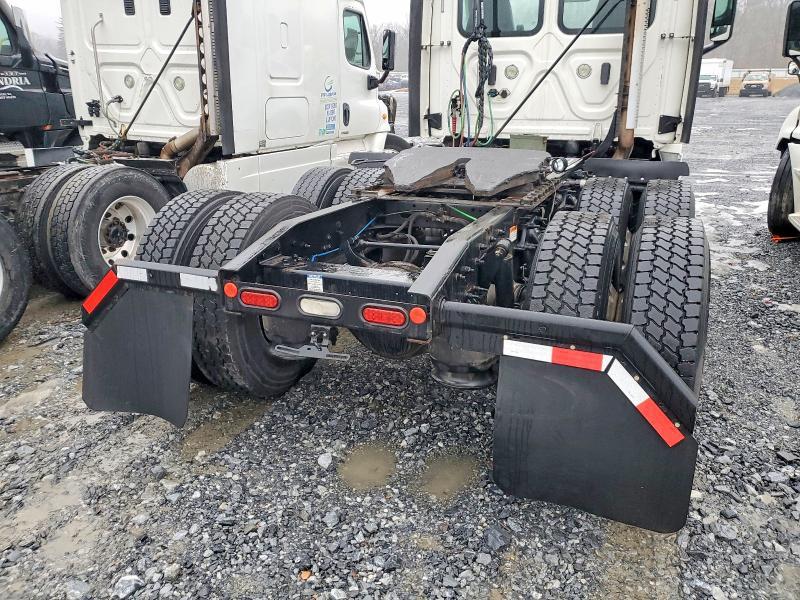 2020 Freightliner Cascadia 126 Semi Truck