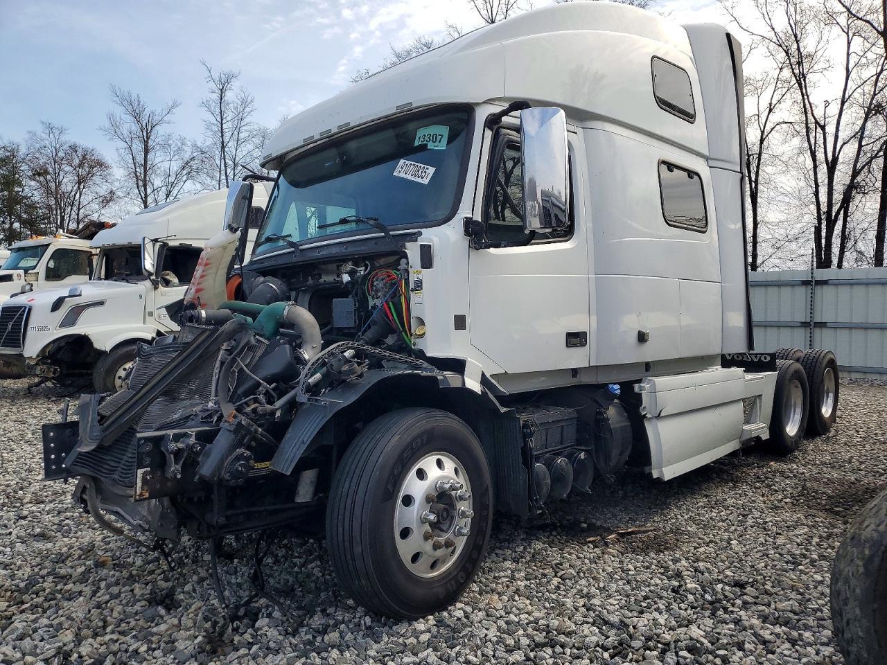 2014 Volvo VNL Semi Truck