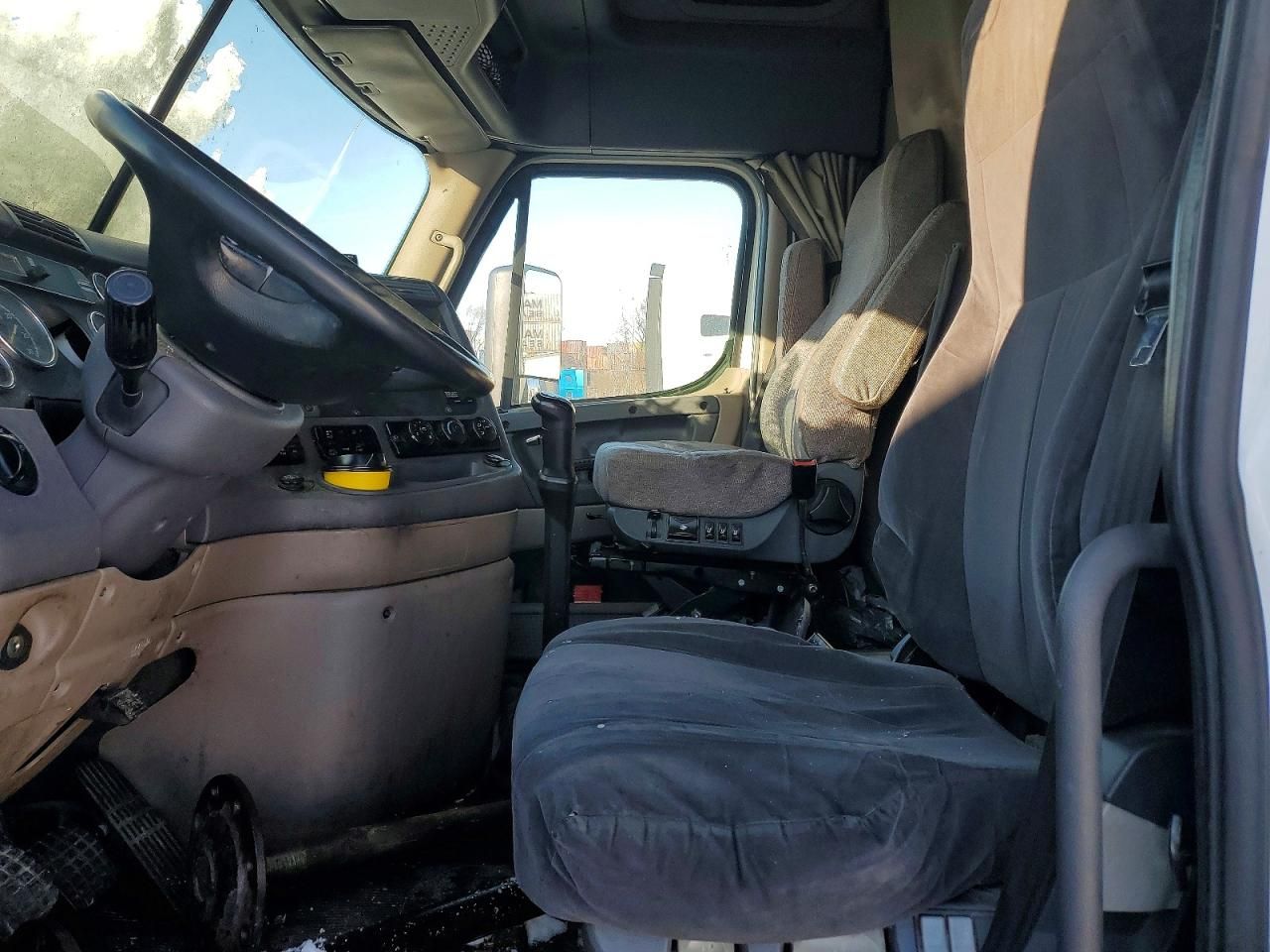 2013 Freightliner Cascadia Semi Truck