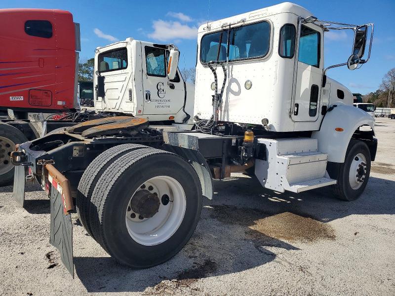 2016 Peterbilt 382 Semi Truck