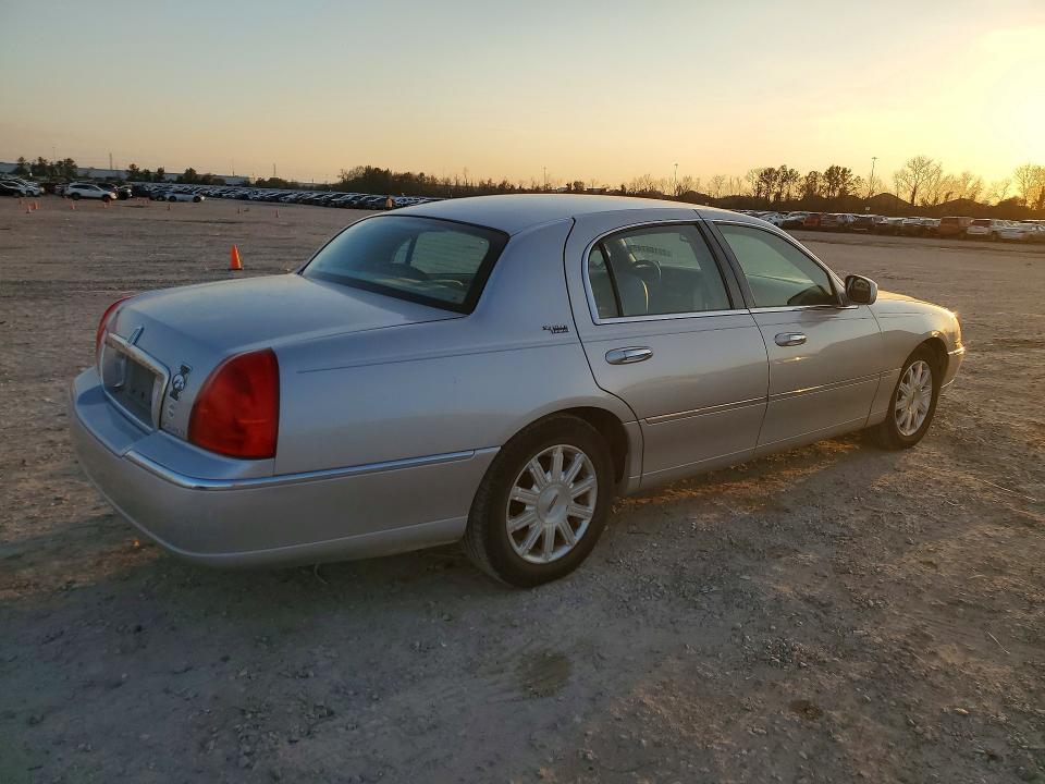 2011 Lincoln Town car Signature Limited