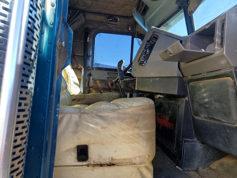 2001 Freightliner FLD132 Semi Truck
