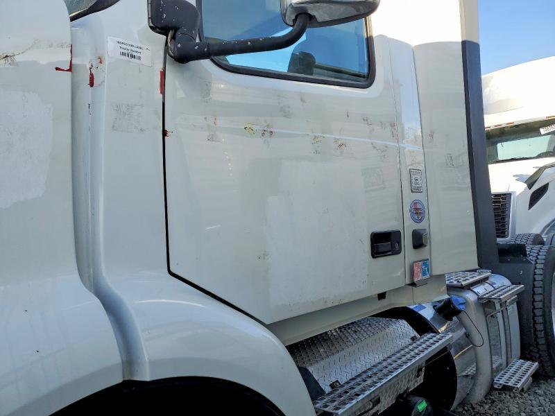 2020 Volvo Vnr Semi Truck