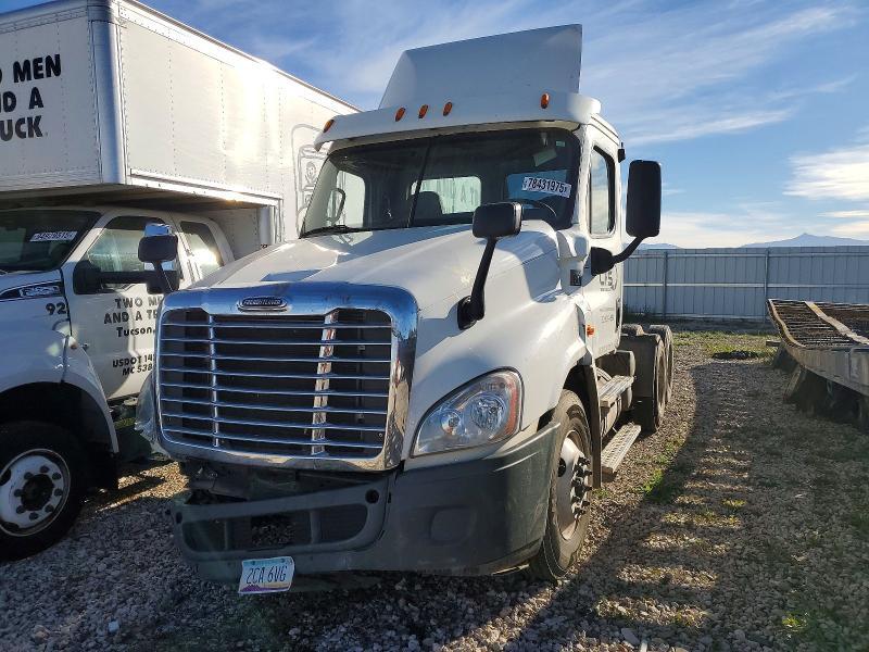 2015 Freightliner Cascadia Semi Truck