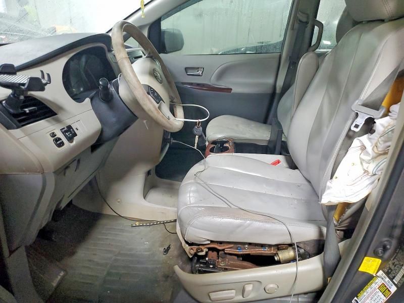 2012 Toyota Sienna xle 8-passenger