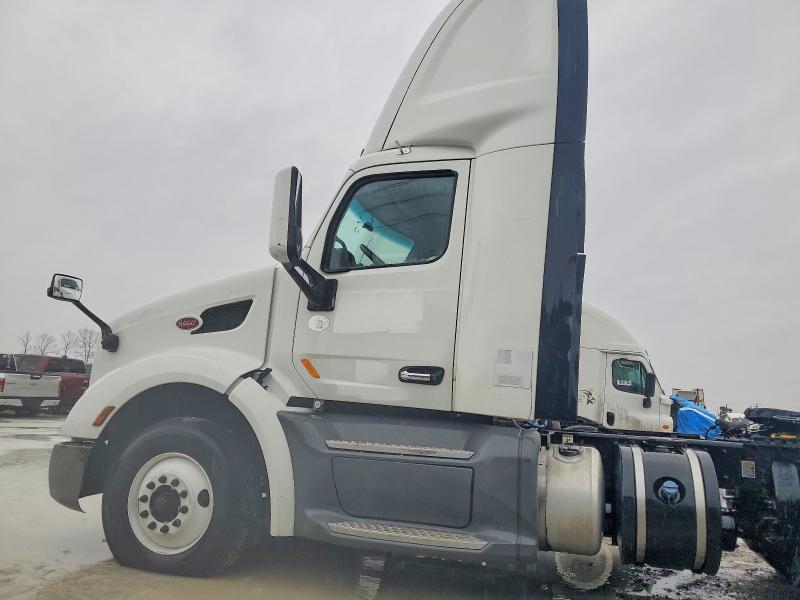 2016 Peterbilt 579 Semi Truck