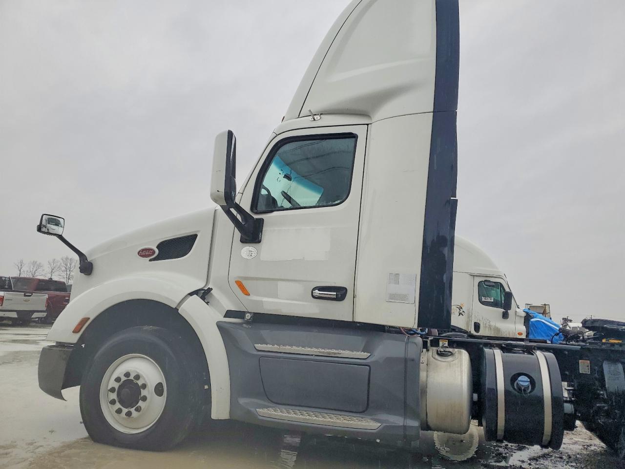 2016 Peterbilt 579 Semi Truck