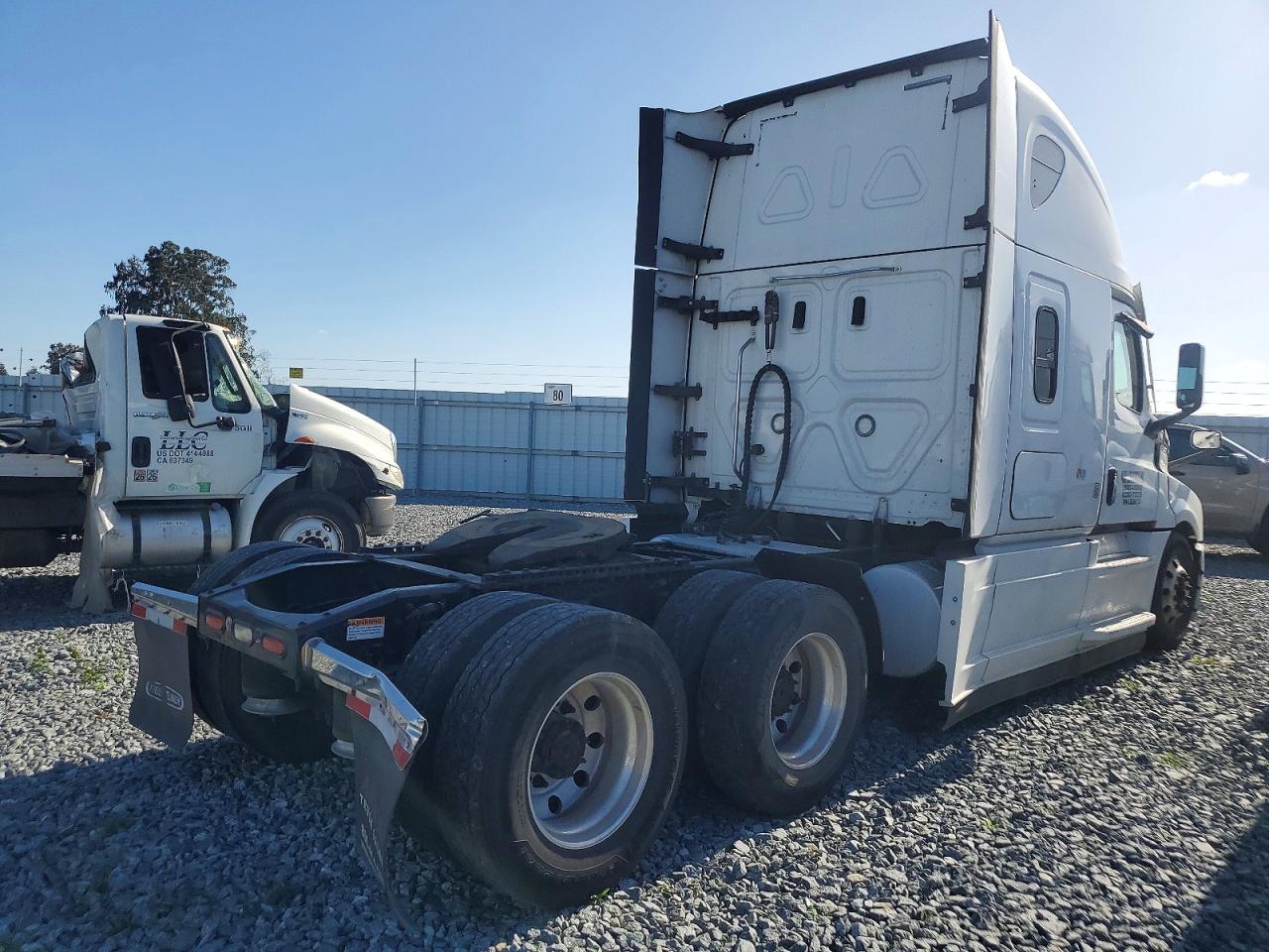 2020 Freigliner 2020 Freightliner Cascadia 126 Semi Truck